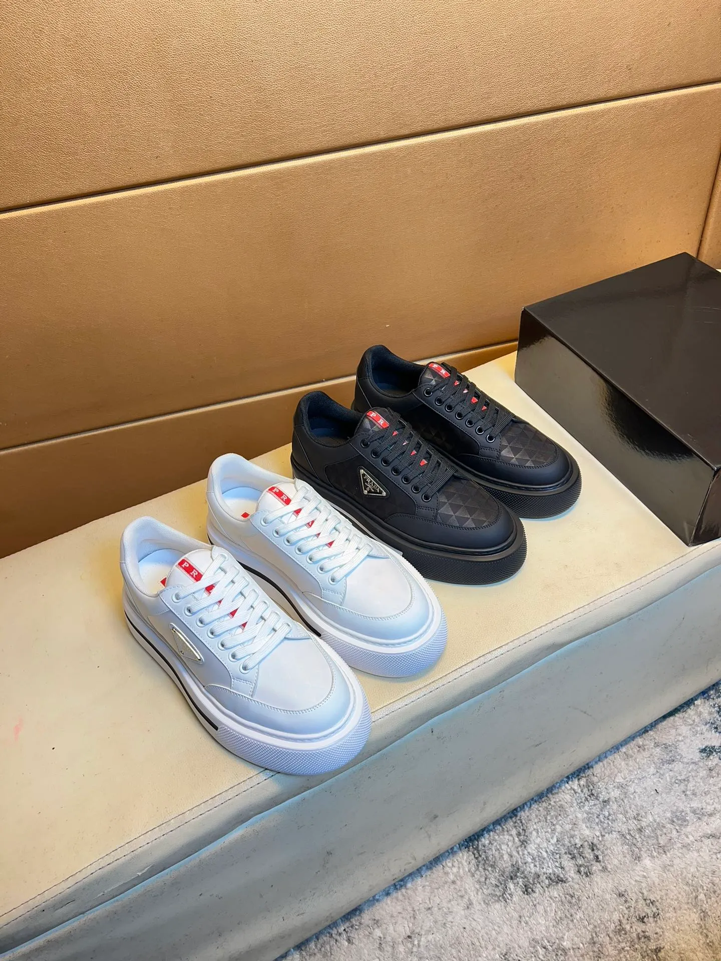 pp560💰👑👑《PRADA》【Classic Original Version】Prada: Top 🔝 Purchasing Agent 🔍🔍Sold at the latest men’s counter simultaneously, imported high-quality original version from Italy 🇮🇹: 🔝Brand silk calfskin·Shoe height, brand logo·Brand high mercerized canvas cloth·Tongue screen printing Brand logo: Prominent (high-end, extravagance, class), exquisite workmanship (imported Italian 🇮🇹 water-based mesh lining, 🐂cowhide feet), soles: original soles specially provided by the original factory, double-layer movable molding: transparent air cushion bottom, environmentally friendly, wear-resistant, ultra-light, comfortable, 🌲🌲🌲, real-life photos 🎬The real ones are more beautiful Wide code number 38-44 (45 46 customized)